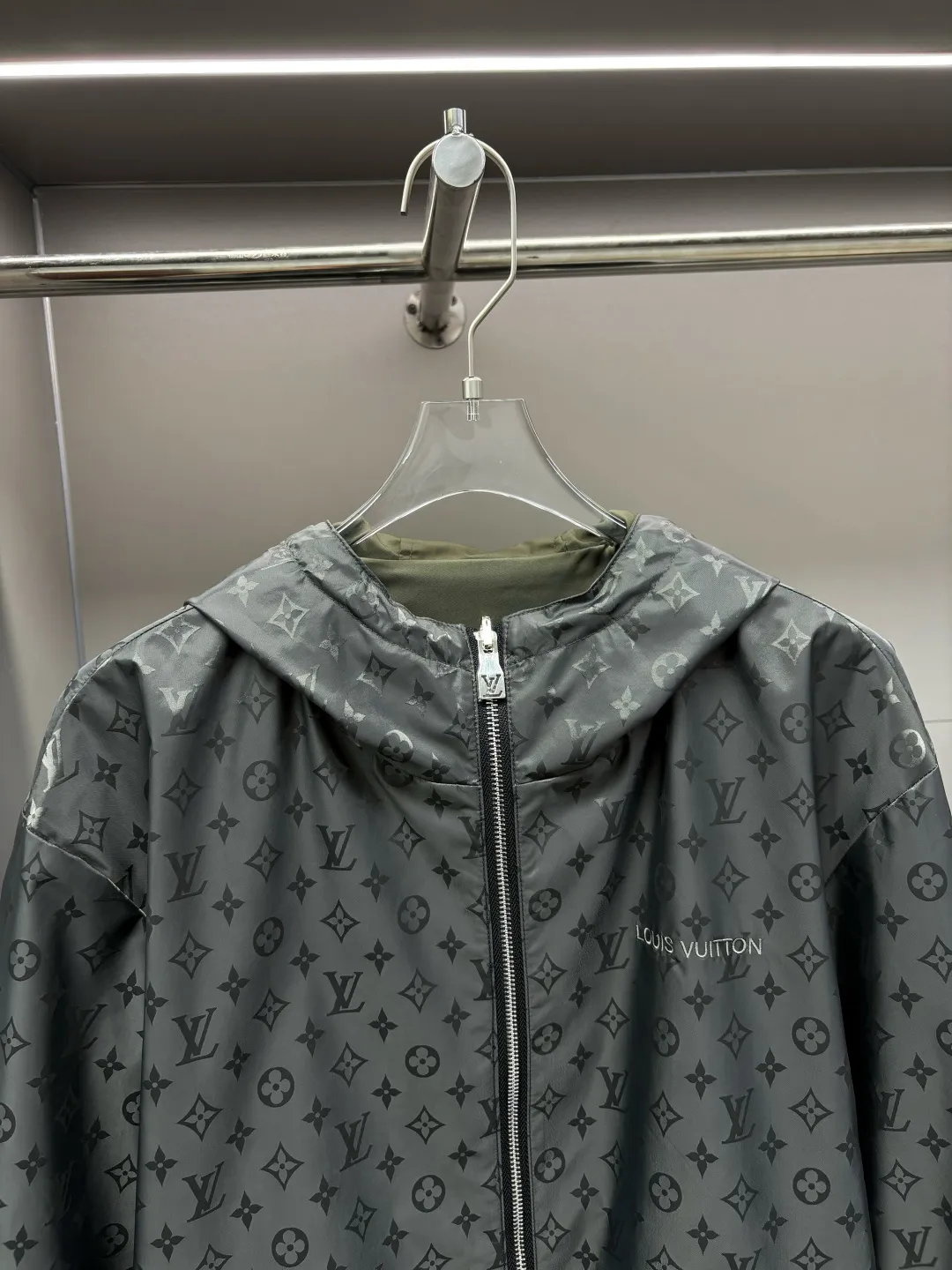 🅿️800 LV Dark Pattern Jacquard Reversible Jacket, full LV Fishnet jacquard, the whole body is designed with a full jacquard pattern. Through special jacquard weaving technology, the pattern presents a three-dimensional and layered effect on the fabric. This design is famous for its integration of classic jacquard patterns and brand logos, which not only shows the brand's classic elements, but also gives the product a unique design sense and recognition.  High-quality blended materials to ensure the clarity of the jacquard pattern and the durability of the fabric. The fabric is also windproof and waterproof to ensure the wearer can stay dry and warm in harsh environments. This fabric has excellent breathability and abrasion resistance, and can withstand wind and rain.  The entire piece is cut and sewn on the pattern! The quilting process is a delicate and complex technique that ensures that the pieces are cut on the same horizontal line and that the left and right, front and rear panels of the entire piece are arranged on the same horizontal line. The entire finished product is cut and sewn in position, and the pocket pieces are also precisely aligned, and the sewing process achieves a jacquard connection effect.  Sizes: M, L, XL, XXL, XXXL